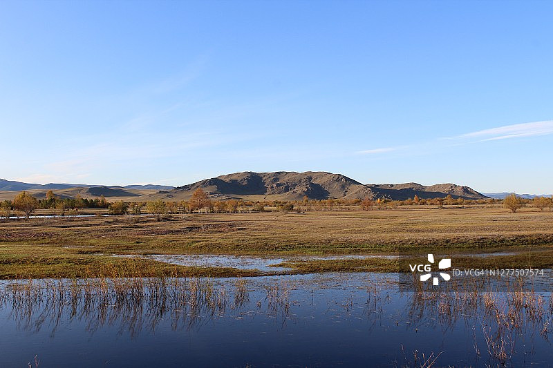 秋季草地河流山脉蓝天照片图片素材