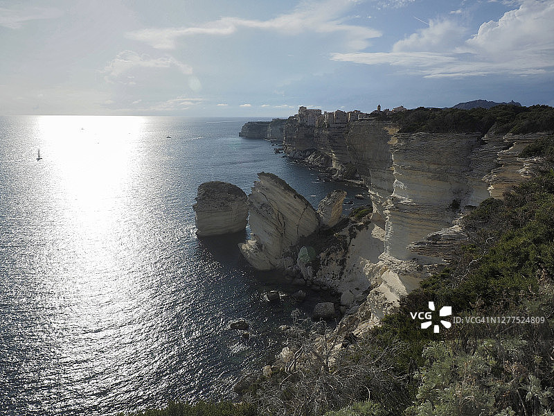 博尼法乔及其白色石灰岩悬崖高角度景观图片素材
