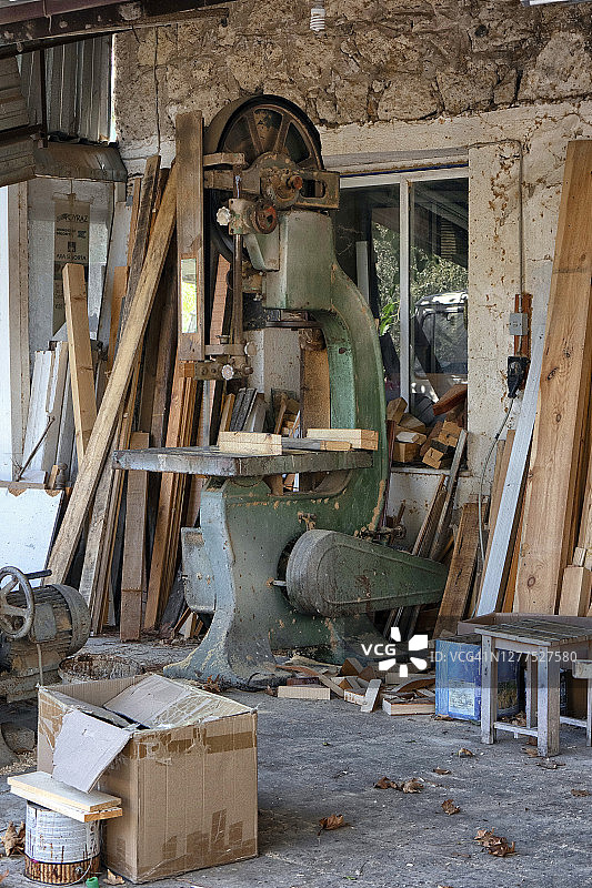 土耳其爱琴海地区车间外的绿色带锯图片素材