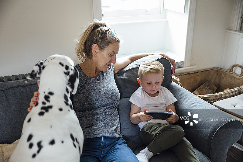 你在电话里做什么？图片素材