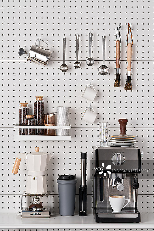 钉板上的浓缩咖啡机及配件图片素材