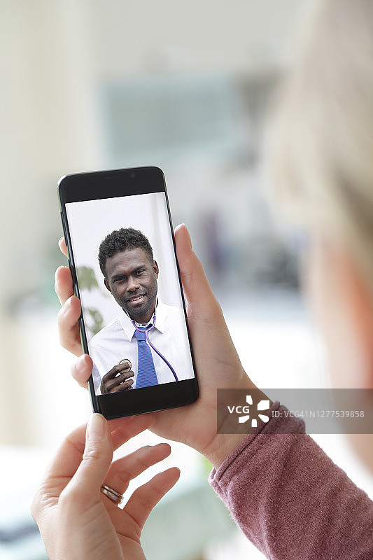 通过视频通话与医生交谈图片素材