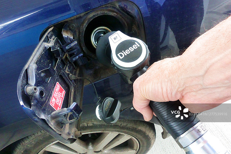 给汽车加柴油图片素材