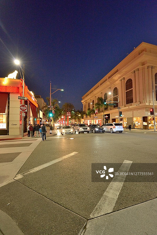 日落时分洛杉矶比佛利山庄，布莱顿路和罗迪欧大道交汇处图片素材