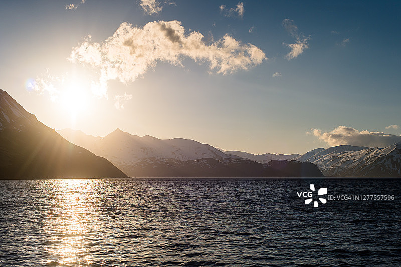 山脉与平静海湾的日出图片素材