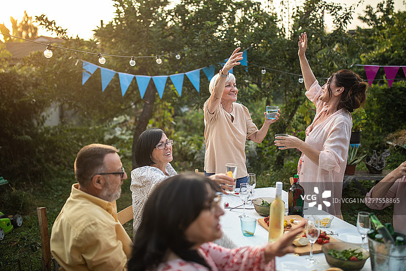 老年朋友在后院庆祝生日图片素材