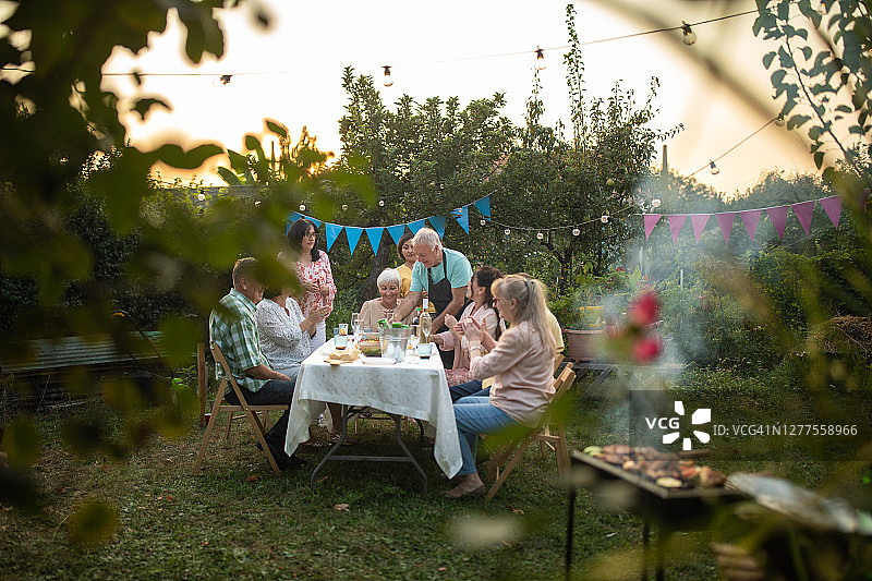 亲朋好友在后院为奶奶庆祝生日图片素材