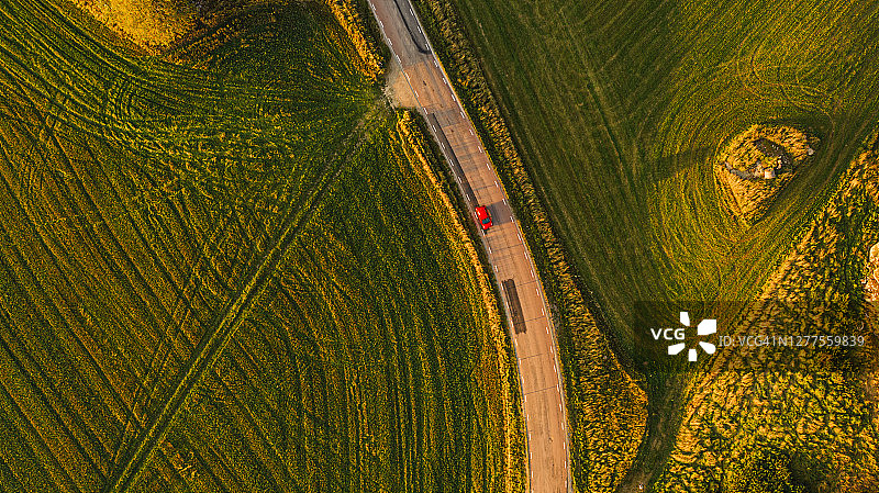 瑞典无人机拍摄的自然风光：汽车、树木和道路图片素材