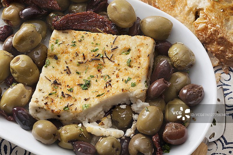 烤羊乳酪配橄榄、大蒜和晒干的西红柿图片素材