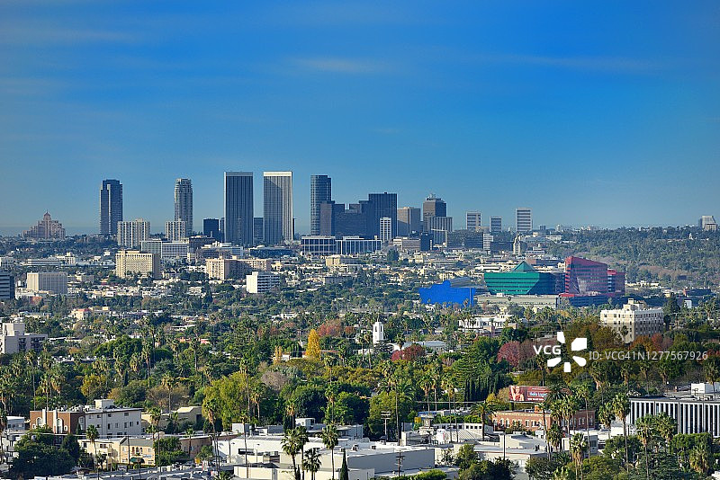 从好莱坞大道区看到的比佛利山庄摩天大楼图片素材