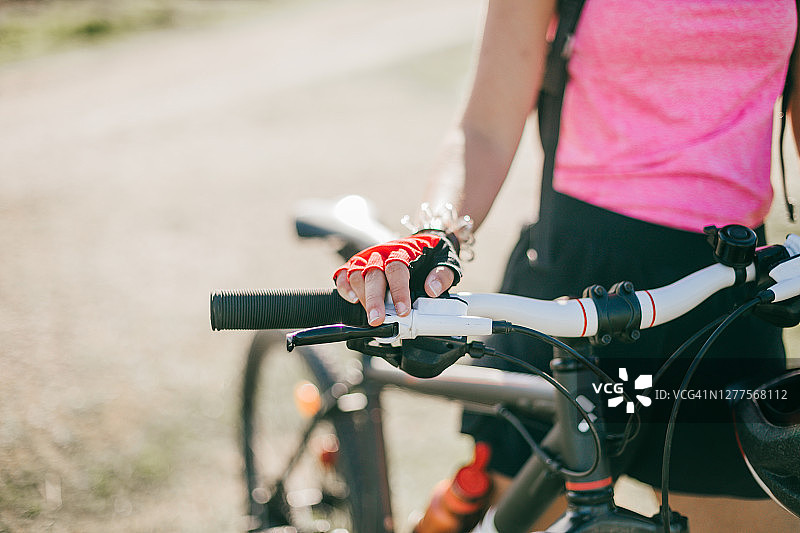 女性手持山地自行车的半身照图片素材