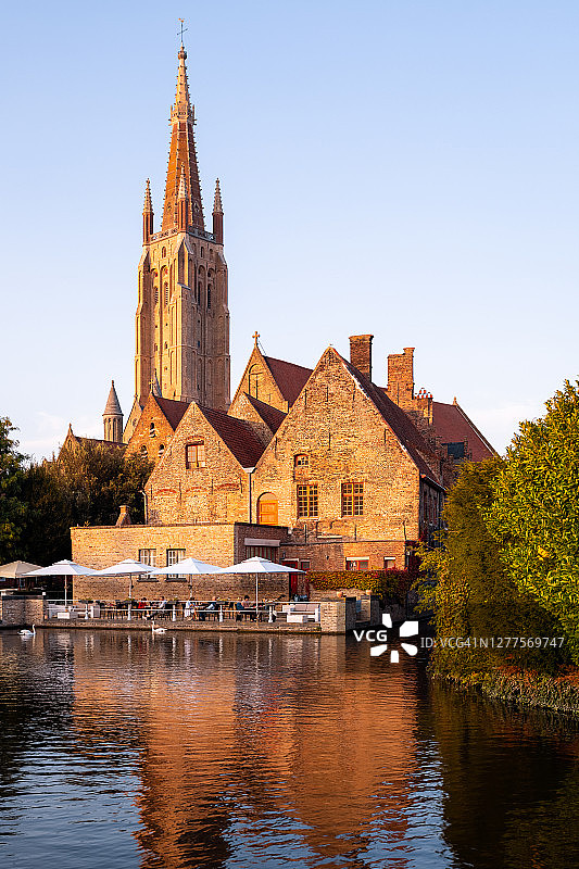 竖版：比利时布鲁日圣母教堂图片素材