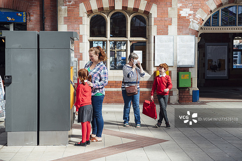 佩戴口罩保持安全图片素材