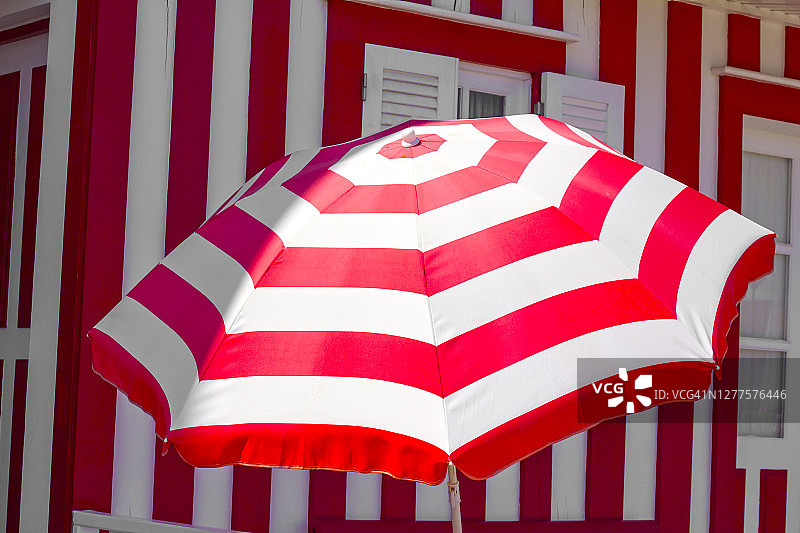 红白雨伞图片素材
