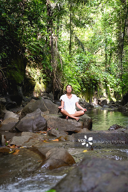 莲花坐姿冥想图片素材