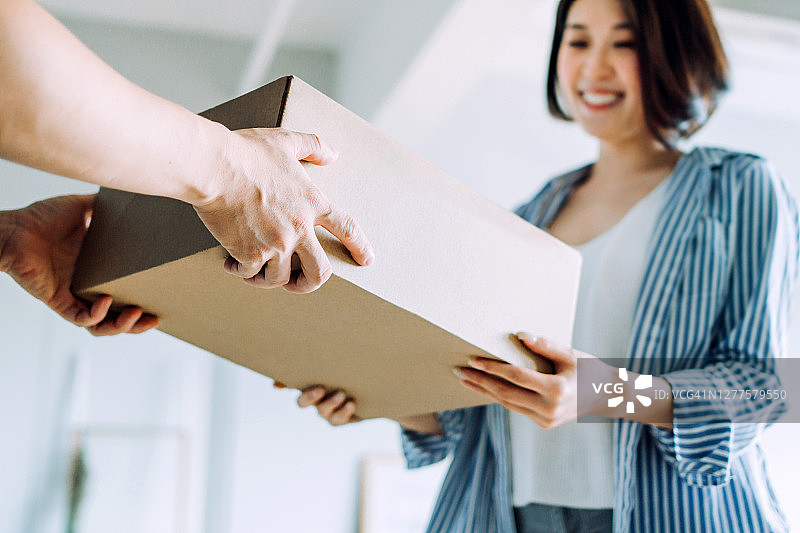 快递员上门为顾客提供快捷快递服务特写图片素材