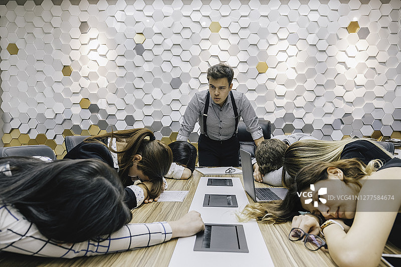 商务人士在会议室睡觉图片素材