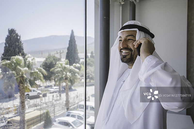 在办公室打电话的阿拉伯商人图片素材