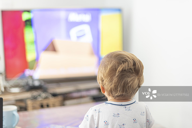 儿童看电视图片素材