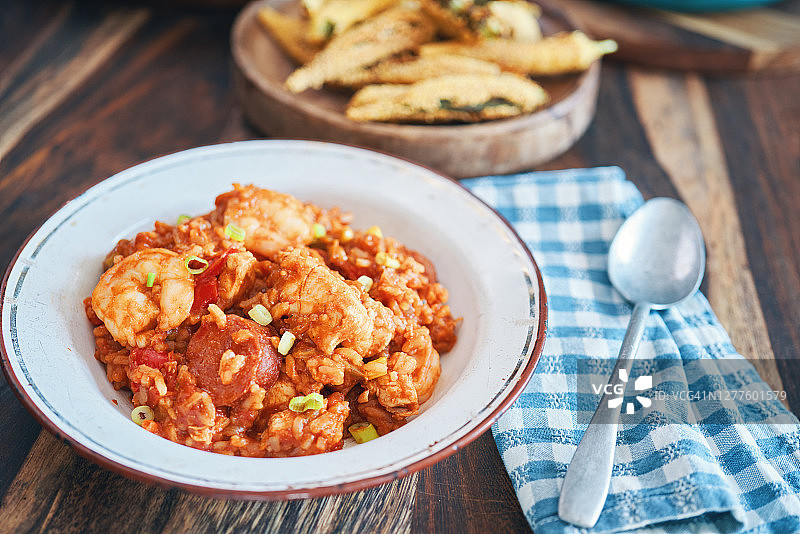 铁锅什锦饭：卡津风味鸡肉、虾和香肠图片素材