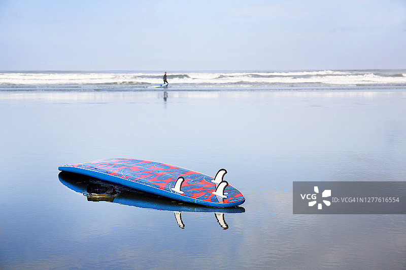 沙滩上的冲浪板图片素材