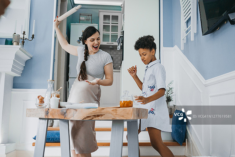妈妈和女儿在厨房跳舞图片素材