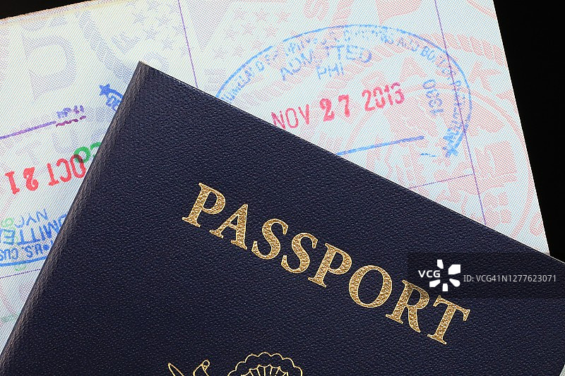 带有嵌入式电子微处理器芯片的生物识别护照图片素材