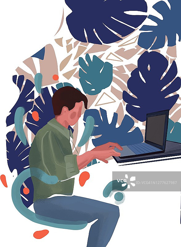 在植物环绕的笔记本电脑上工作图片素材