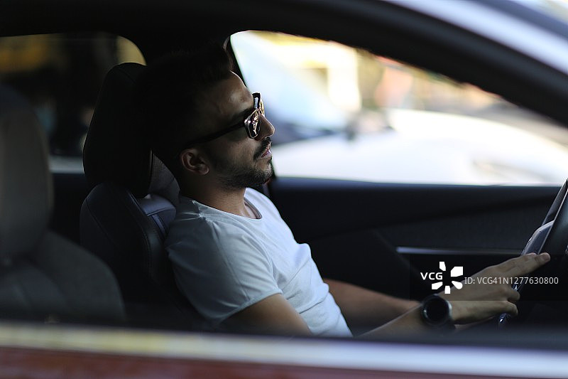 微笑的司机肖像图片素材