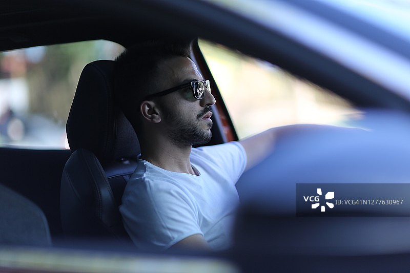 微笑的司机肖像图片素材