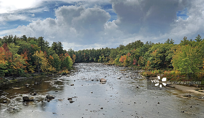 秋季美国新罕布什尔州北康威的萨科河图片素材