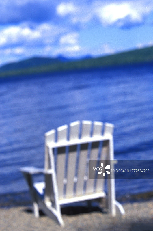 缅因州湖边白色阿迪朗达克椅，阳光明媚图片素材