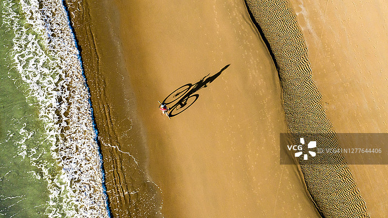 骑行者在海滩上图片素材