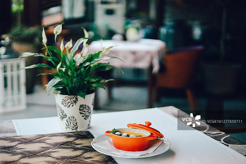 餐厅餐桌上的焦糖布丁图片素材