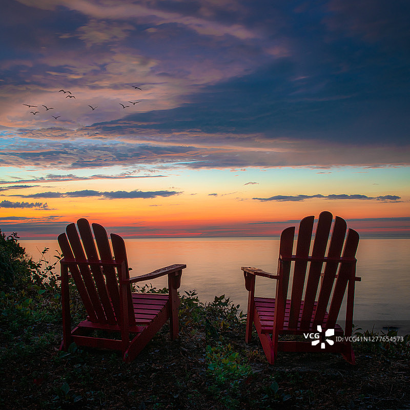 阿迪朗达克椅与长岛北福克葡萄酒产区的金色日落图片素材