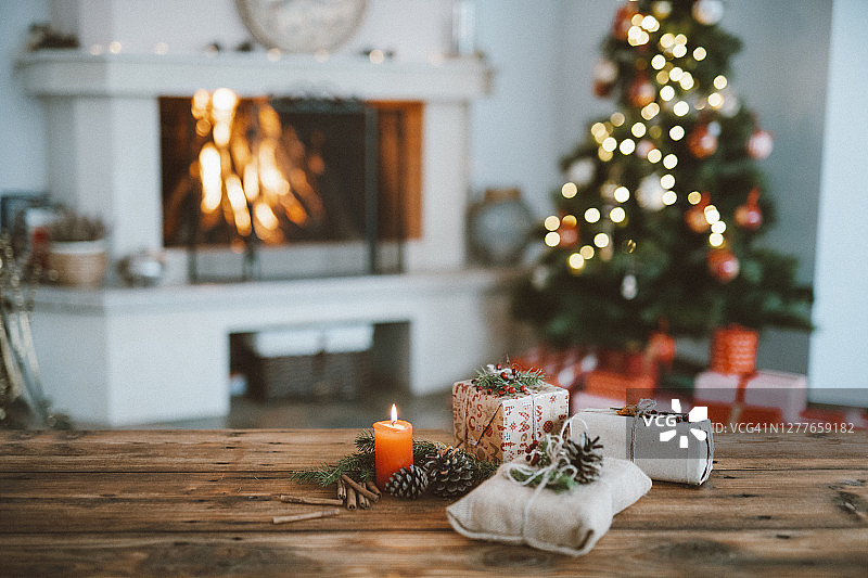 圣诞树和圣诞礼物装饰的精美家居内饰图片素材