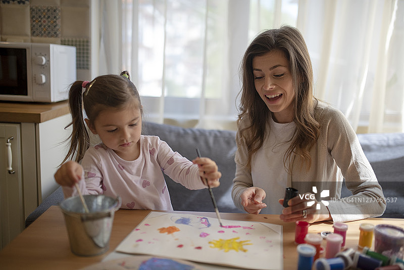妈妈看女儿画画图片素材