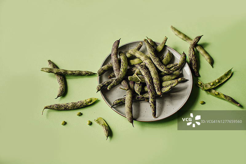 切菜板上的白碗绿豆图片素材