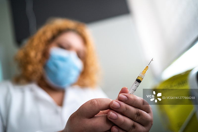 女护士准备疫苗图片素材