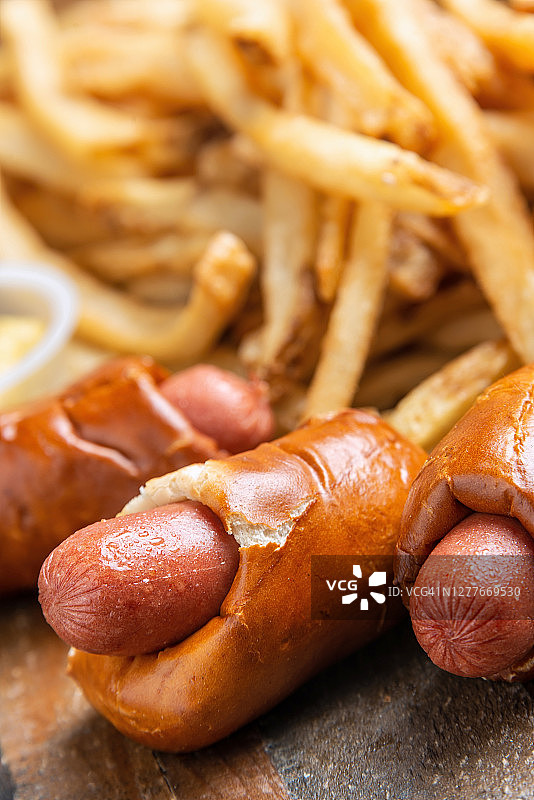 椒盐卷饼迷你猪肉热狗配酱汁和薯条特写图片素材