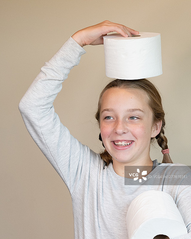 有趣的卫生纸卷与年轻女孩图片素材