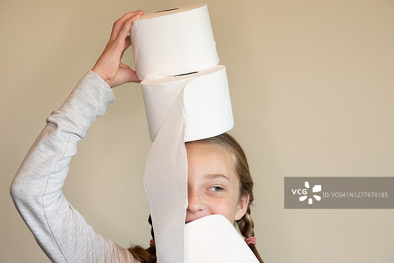 有趣的卫生纸卷与年轻女孩图片素材