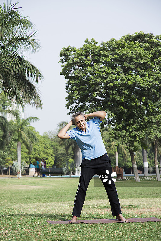 在公园里的年长男人图片素材