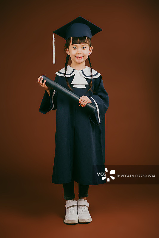 可爱的亚洲女孩毕业照图片素材