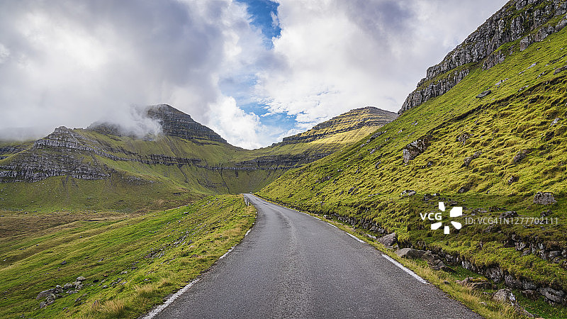 斯莱塔拉廷杜尔峰，法罗群岛开放山路全景图片素材