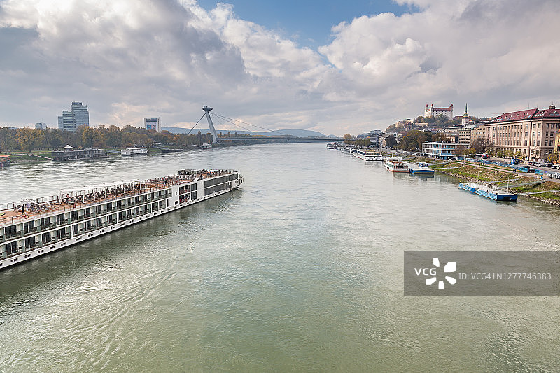 在多瑙河航行的游轮图片素材