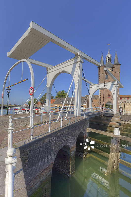 荷兰泽里克泽老港的吊桥和城门（Zuidhavenpoort）图片素材