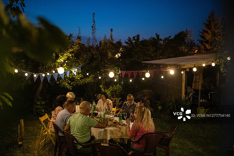快乐的老年朋友在后院参加生日派对图片素材