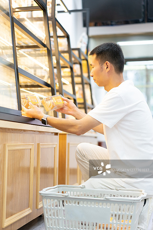 人们在面包店购买干粮图片素材