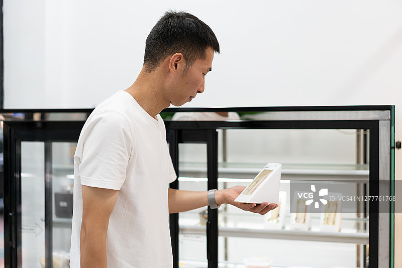 人们在面包店购买干粮图片素材